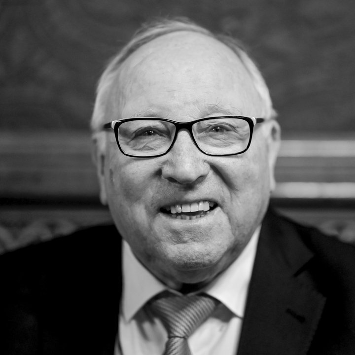 "Ich spiele Fußball, seitdem ich auf eigenen Beinen stehe." | Fußballlegende Uwe Seeler über sein Leben und seine Tore