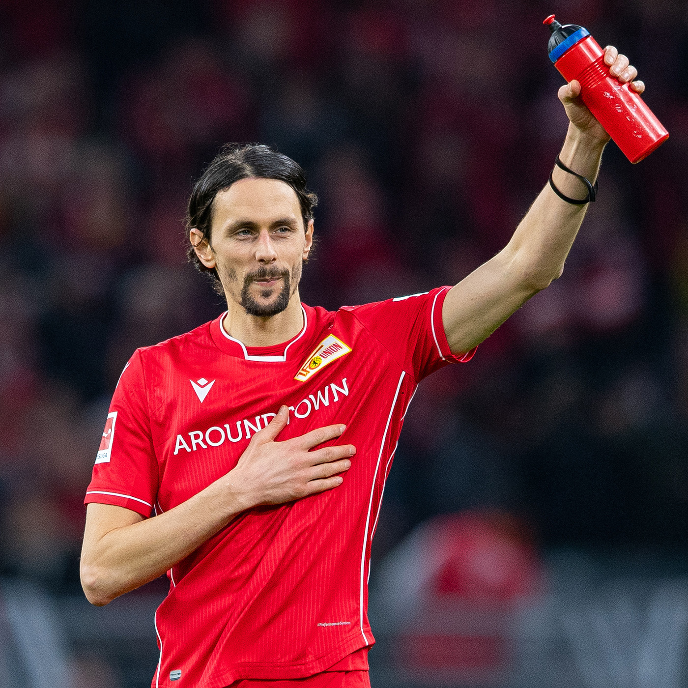 "Ich fahre sehr gerne Bahn." | Profifußballer Neven Subotic über seine Stiftung und sein Leben ohne Autos und Villa