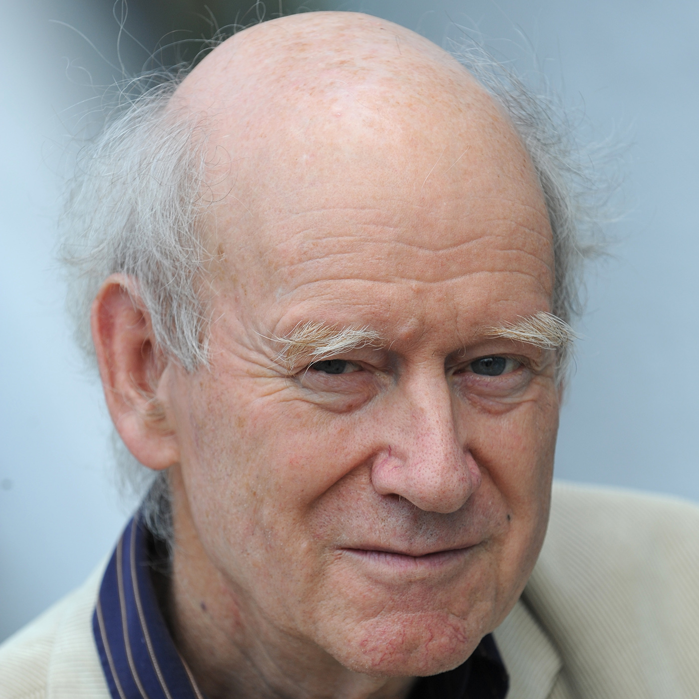 "Frauen sind ein Rätsel. Männer auch." | Zum 80. Geburtstag des Schweizer Autors und Satirikers Franz Hohler