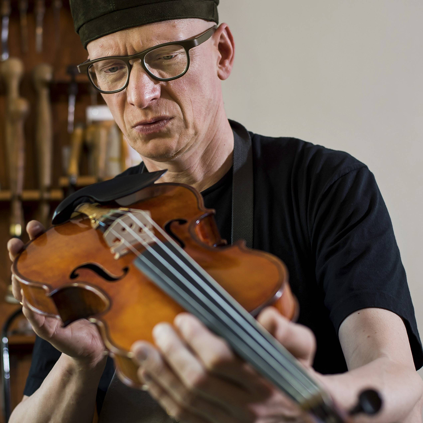 "Unser Herz ist wie ein Resonanzboden“ | den Geigenbauer Martin Schleske mit seinen Instrumenten zum Klingen bringt