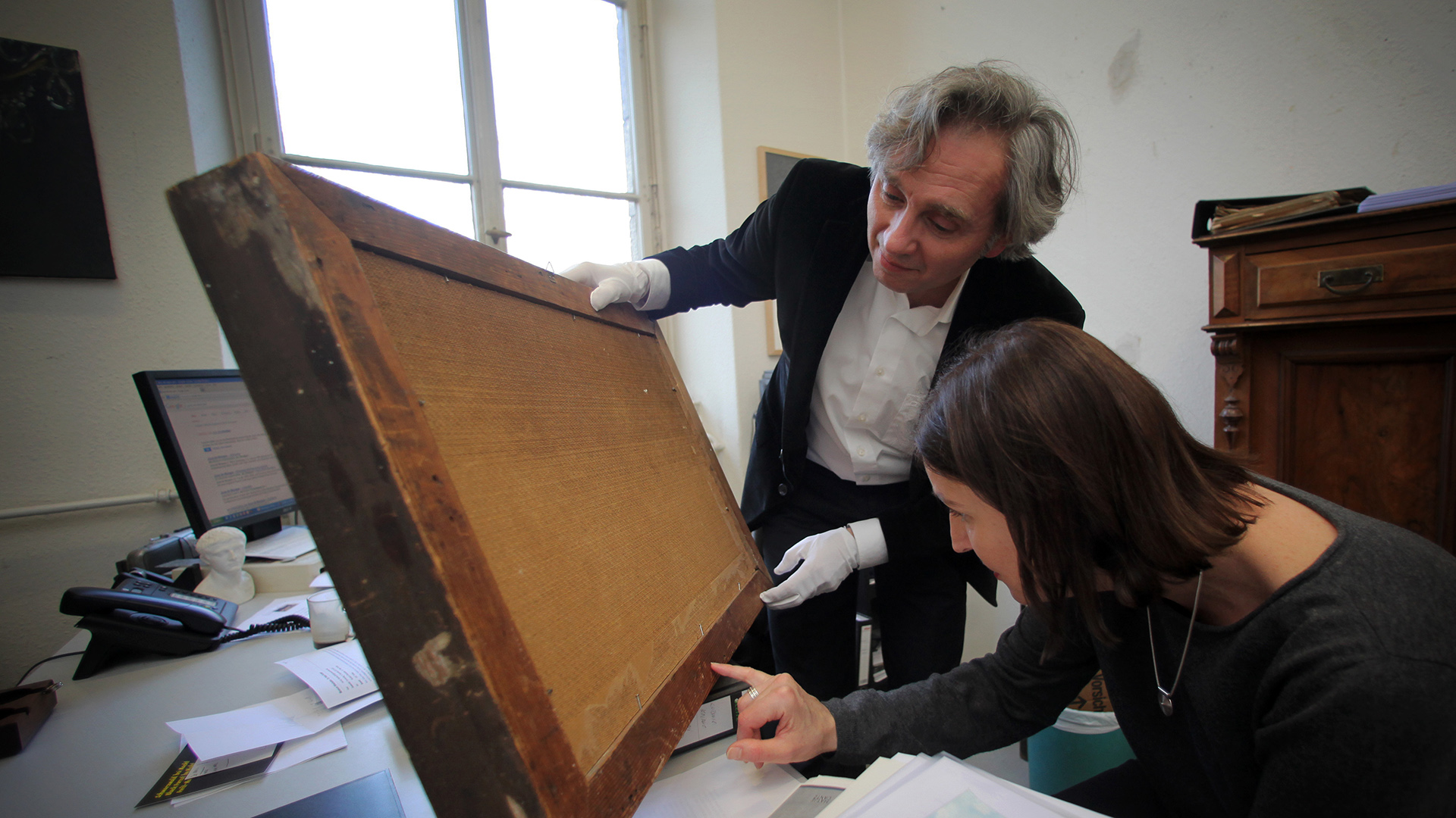"Es geht um Objekte, an denen Blut klebt." | Peter Forster ist Kustos und Provenienzforscher am Museum Wiesbaden