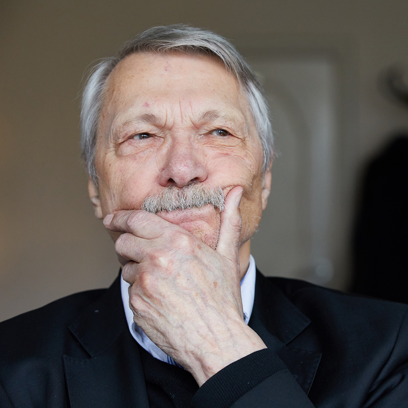 "Kabarett ist sinnlos für Menschen, die nicht wissen, was in der Welt passiert." | Henning Venske, Kabarettist