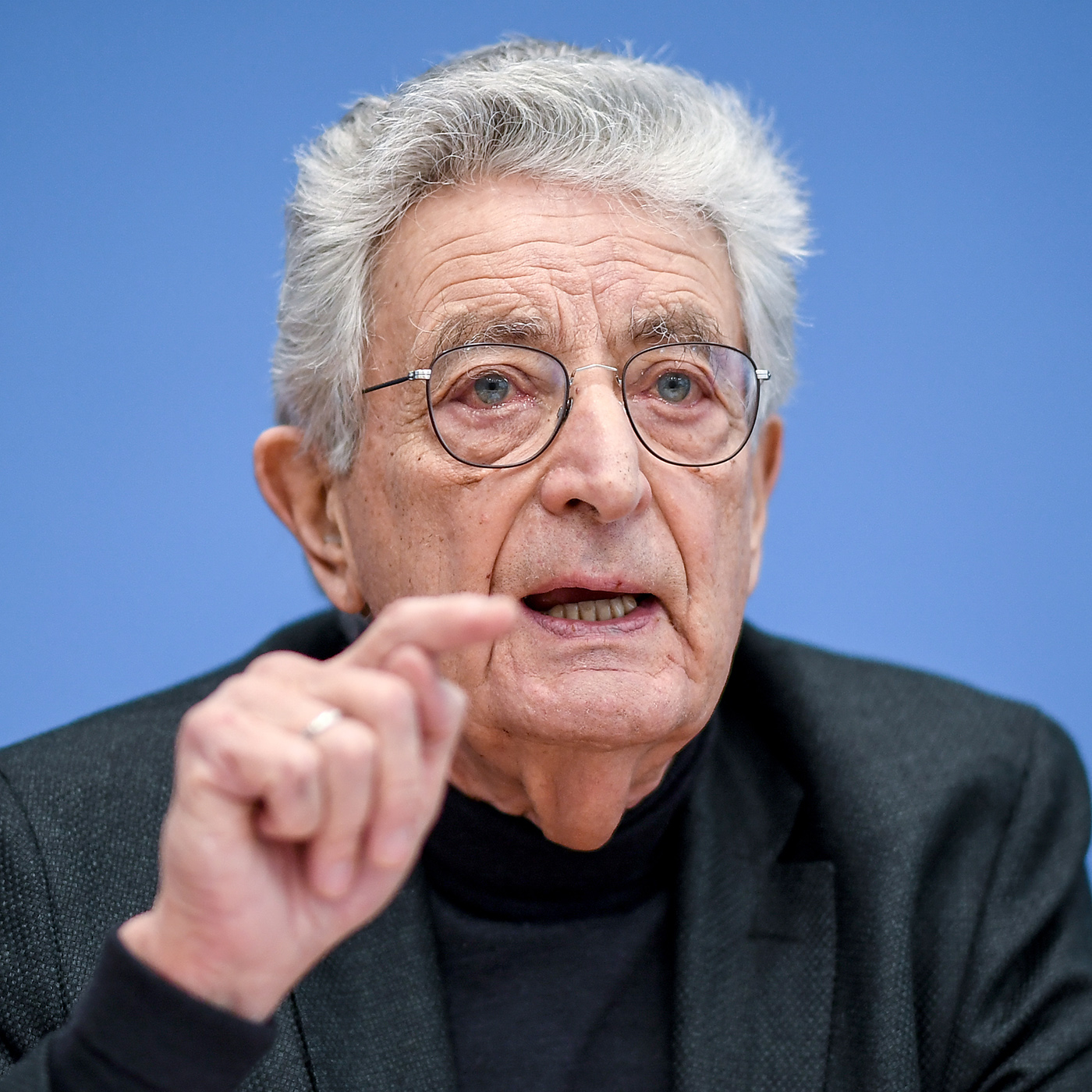 "Resigniert nicht, es ist nicht umsonst", | Gerhart Baum, FDP-Politiker