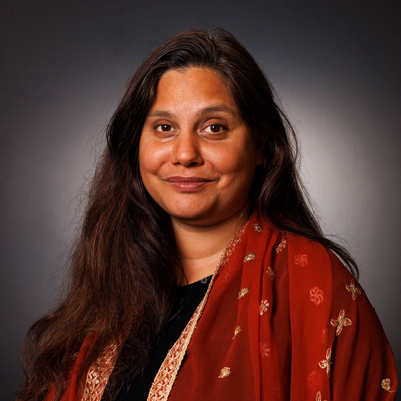"Unsere Erinnerungskultur muss einen Aspekt von Heilung beinhalten" | Mithu Sanyal, Kulturwissenschaftlerin