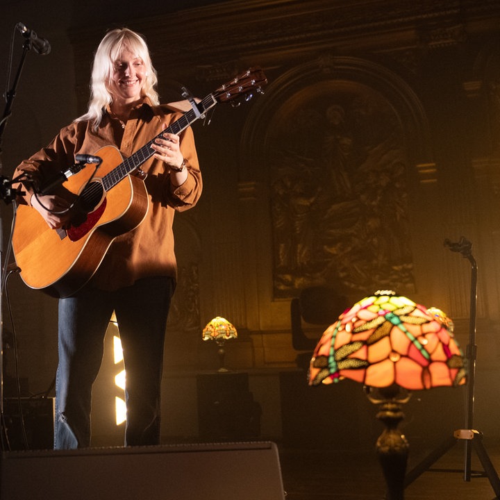 Zufrieden im Hier und Jetzt: Laura Marling & mehr Musik grenzenlos